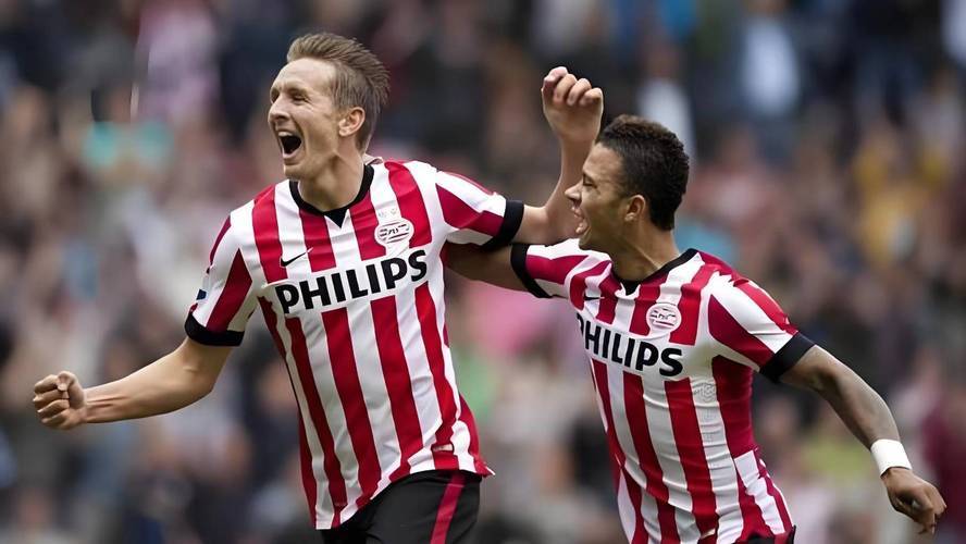 费耶诺德迎荷甲关键赛；国际比赛日伤情更新；压力陡增；轮换策略成焦点的简单介绍